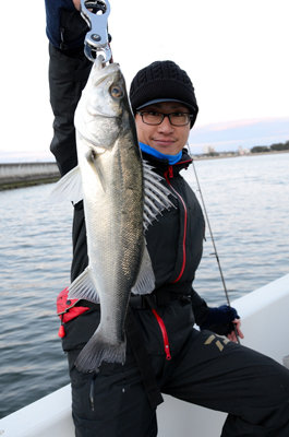 シーバス58cm の釣果 年2月9日 マリンティーデザイン 岡山 マリーナ岡山 釣り船予約 釣割