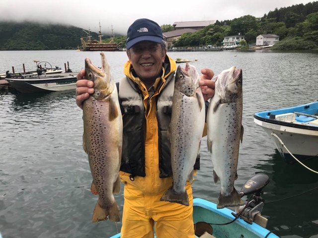 ブラックバス51cm 3匹 の釣果 年6月1日 芦ノ湖フィッシングセンター おおば 神奈川 芦ノ湖 釣割