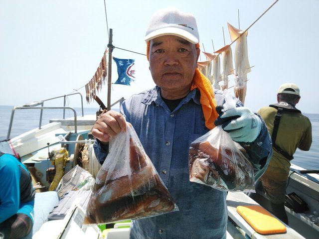 スルメ27cm 126匹 の釣果 年8月6日 岡安丸 愛知 神島 釣割