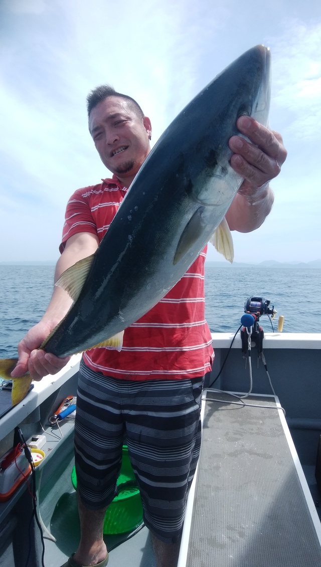 アジ35cm 15匹 の釣果 年8月10日 孫武丸 神奈川 間口港 釣割