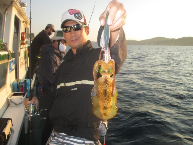 アオリイカ18cm 9匹 の釣果 年9月23日 なかくに丸 新潟 釣割