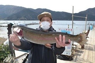 ニジマス68cm 1匹 の釣果 21年3月1日 うえ乃 神奈川 芦ノ湖 釣割