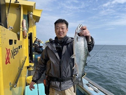 サクラマス 2匹 の釣果 21年4月28日 星流丸 北海道 常呂港 釣割