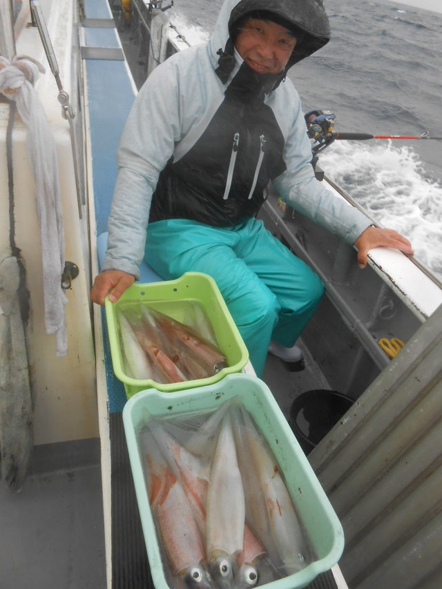 ヤリイカ 24匹 の釣果 22年2月13日 勝美丸 神奈川 小田原新港 船釣り予約 キャスティング船釣り予約