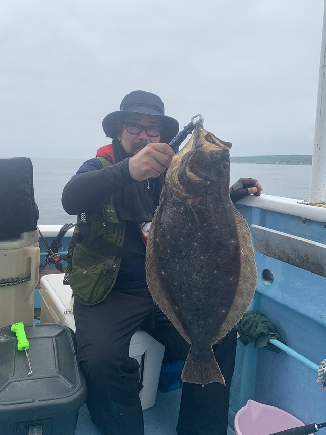 ヒラメcm 5匹 の釣果 22年7月30日 太陽丸 宮城 鮎川港 釣割