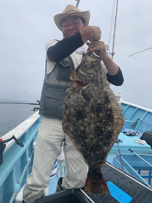 ヒラメcm 5匹 の釣果 22年7月30日 太陽丸 宮城 鮎川港 釣割