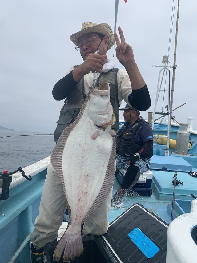 ヒラメcm 5匹 の釣果 22年7月30日 太陽丸 宮城 鮎川港 釣割